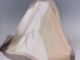 un morceau de tissu posé sur une table
