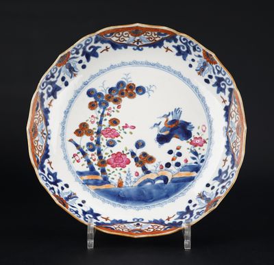 Gros plan sur une assiette ornée de fleurs et d'oiseaux