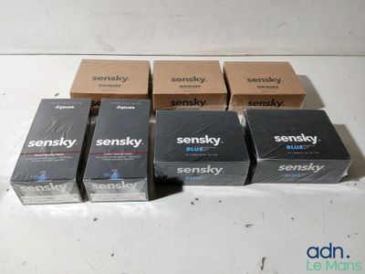 quatre boîtes de savon « Senky Senky » posées sur une table