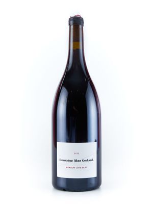 une bouteille de vin posée sur une table