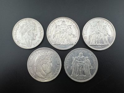 quatre pièces britanniques différentes sur un fond noir