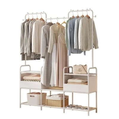 une photo d'un portant avec des vêtements accrochés dessus
