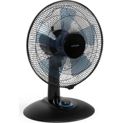 gros plan d'un ventilateur sur un support sur fond blanc