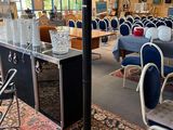 de nombreuses chaises et tables dans une pièce dotée d'une cheminée