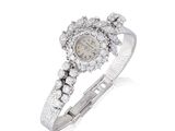 un gros plan d'une montre-bracelet sertie de diamants sur fond blanc