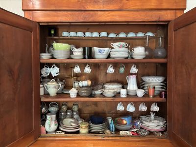 un buffet sur lequel sont posés de nombreux plats et tasses
