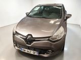l'avant d'une voiture argentée dans une pièce blanche au sol blanc