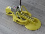 une machine jaune posée sur le sol