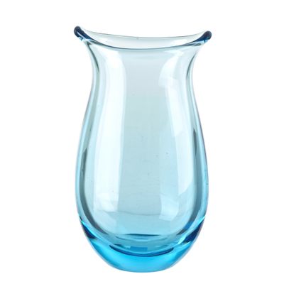 un vase en verre bleu avec une anse noire sur fond blanc