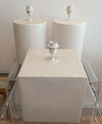 deux lampes posées sur une table en verre