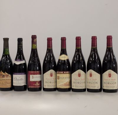 plusieurs bouteilles de vin sont alignées sur une table