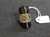 gros plan d'une bague sur une table avec une étiquette de prix