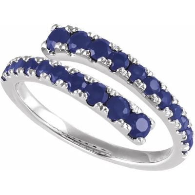 une bague en saphir bleu sertie de deux rangées de saphirs bleus