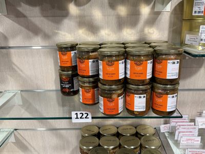 de nombreux bocaux de conserve sur les rayons du magasin