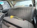 un siège à l'arrière d'une voiture équipé d'une télécommande