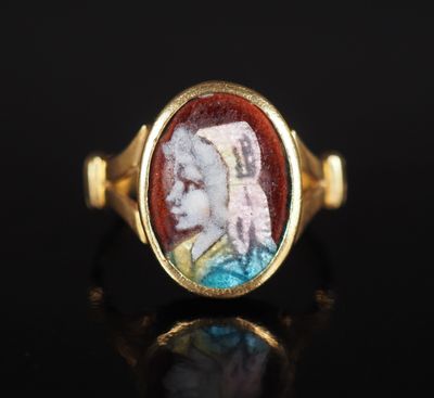 une bague en or sur laquelle est gravée l'image d'une femme de profil