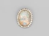 une broche en diamant et émail,