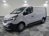 la camionnette blanche est garée sur un sol carrelé en damier