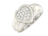 un gros plan d'une bague en diamant en forme de cœur sur fond blanc