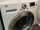 une machine à laver et un sèche-linge posés côte à côte sur le sol