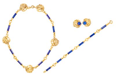 un ensemble composé d'un collier, d'un bracelet et de boucles d'oreilles dorés et bleus