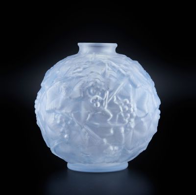 une image représentant un vase en verre dépoli sur fond noir