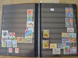 une photo d'un classeur sur lequel sont collés des timbres