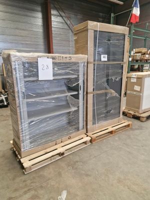 Les cartons et les palettes sont empilés sur des palettes dans un entrepôt