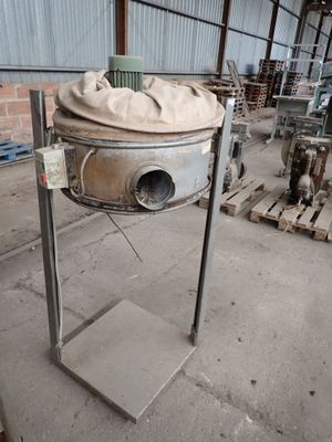 une machine qui se trouve à l'intérieur d'un bâtiment