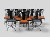 six chaises et une table dans une pièce sur fond blanc
