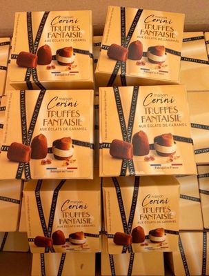 Plusieurs boîtes de truffes au chocolat sont empilées les unes sur les autres
