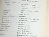 un livre ouvert posé sur une table, sur lequel figurent tout un tas de mots