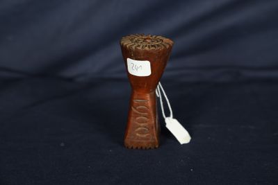 un petit objet en bois muni d'une étiquette