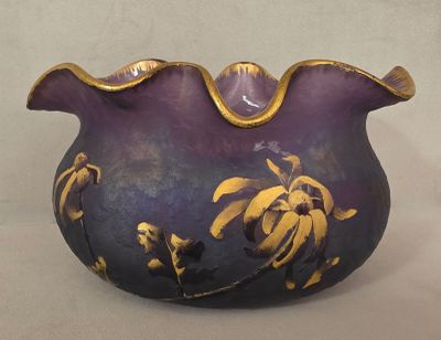 un vase violet et doré posé sur une table