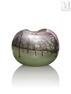 un vase en forme de pomme orné d'un motif représentant des arbres