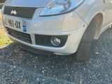 une voiture argentée garée sur le bord de la route