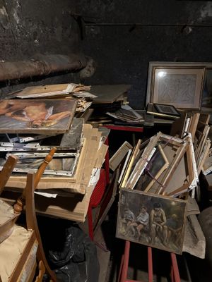 une pile de livres et d'images par terre
