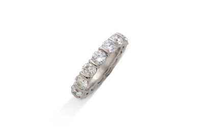 une bague « éternité » en diamants, signée Van Cleef