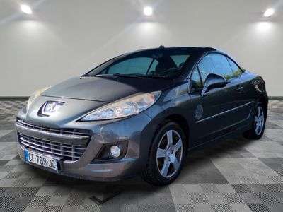 la voiture grise est garée dans le garage sur le sol en damier