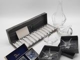 un assortiment de verres à vin et une carafe à vin dans un coffret