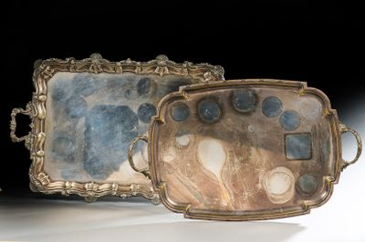 deux plateaux en argent posés l'un à côté de l'autre sur une table blanche