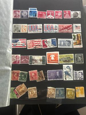 une personne tenant une photo de timbres posée sur une table