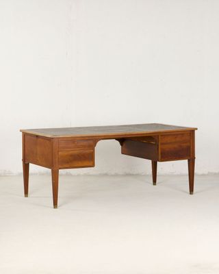 l'image d'un bureau en bois avec un tiroir en dessous