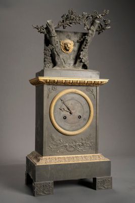 une horloge posée sur un support sur lequel se trouve une autre horloge