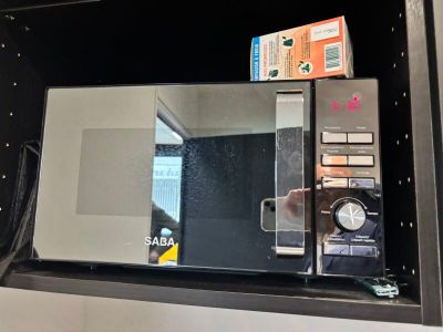 quelqu'un prend une photo d'un micro-ondes à l'intérieur du four à micro-ondes