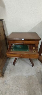 une petite table surmontée d'un tiroir