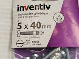 un paquet de vis dans un emballage posé sur une table