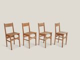 trois chaises en bois assises l'une à côté de l'autre sur une surface blanche