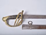 une épée à la poignée en or et deux autres objets