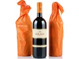 une bouteille de vin rouge et un sachet de bonbons à l'orange